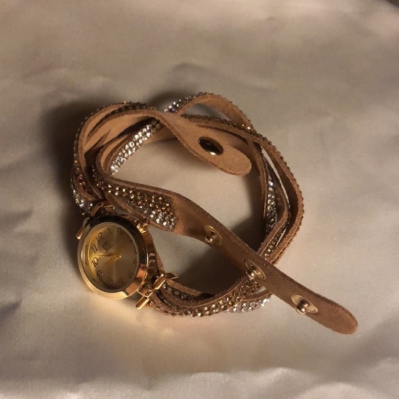 NWOT NY & Co crystal embellished wrap watch in faux leather. Goldtone face - Picture 4 of 4